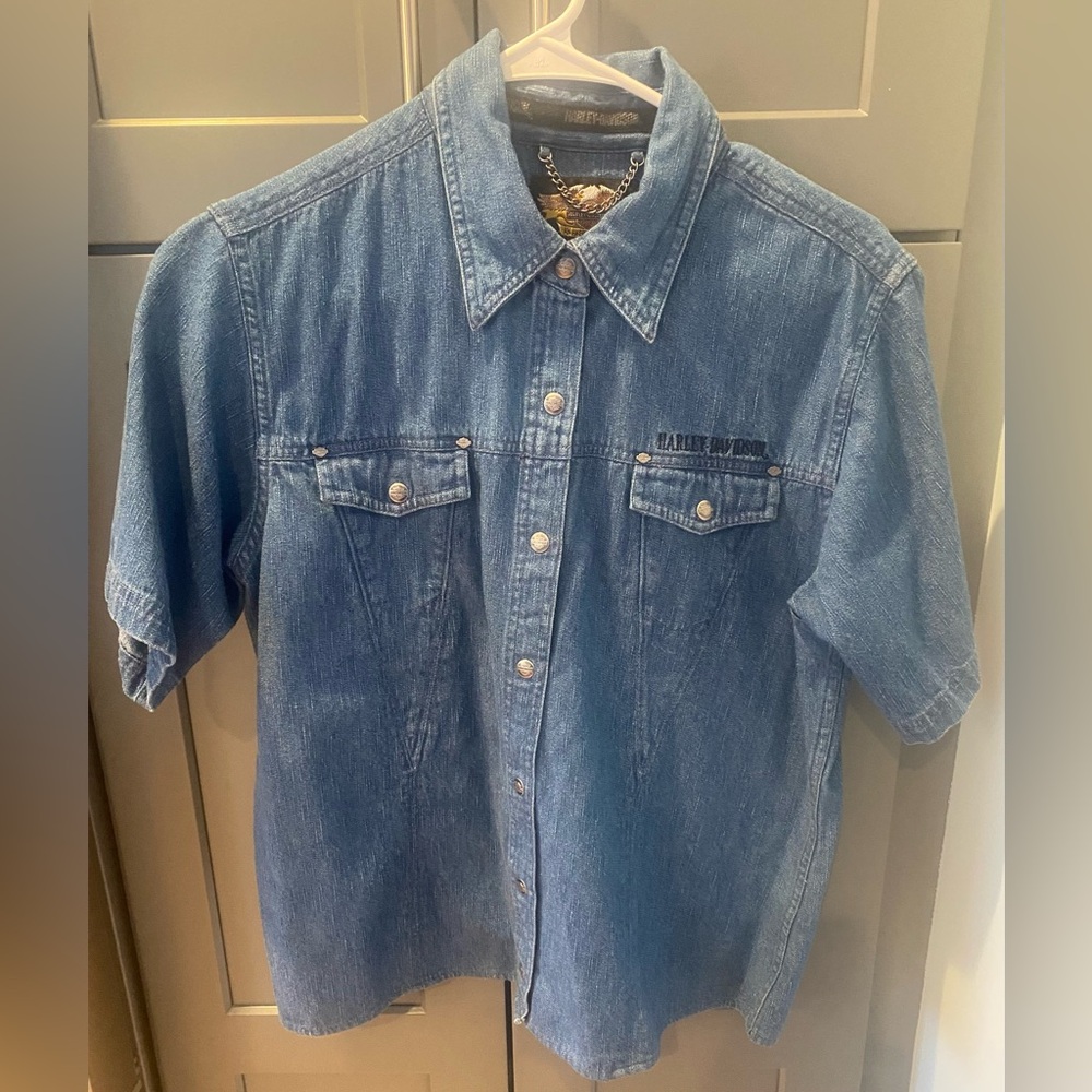 Woman’s Harley Davidson Blue Denim Snap up, Short Sleeve Shirt. Size: L